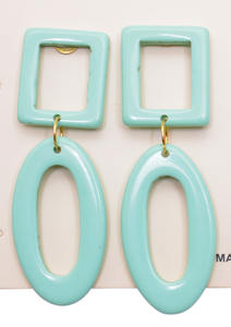 Boucles d'oreilles en résine de couleur personnalisées luxueuses fabriquées à la main pour femmes accessoires de mode hautement polis de haute qualité d'Inde - Product Image 3