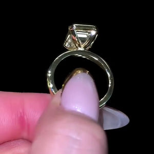 Anillo de compromiso con circonita cúbica de corte esmeralda de 8x11 mm, engaste de bisel, minimalista, solitario, chapado en oro amarillo, joyería fina - Product Image 5