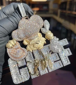 Colgante de Plata de Ley 925 con Letra de Dibujos Animados Personalizada, con Incrustaciones de Diamantes Moissanite VVS, Diseño Hip Hop, para Hombre - Product Image 1