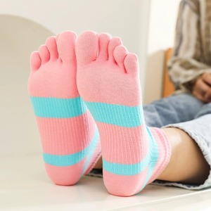 Calcetines de algodón de cinco dedos con logotipo personalizado Elástico Crew Fit Diseño de bloque de color para la comodidad diaria Salón Hogar o estilo callejero - Product Image 2