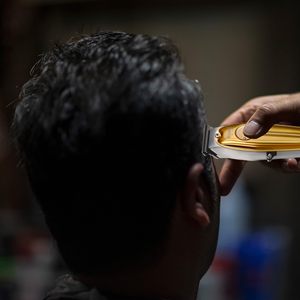 Recortadora de Barba y Cabello Profesional Inalámbrica con Cuchilla en T para Hombres, Cortadora Eléctrica para Barberos y Estilistas, Cuidado Corporal Completo, Alimentación por Batería - Product Image 1