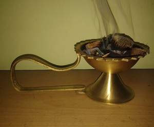 Élégant brûleur d'encens en laiton avec sculpture distincte, parfait pour les intérieurs spirituels Villas de luxe Hôtels Appartements et Maisons - Product Image 1