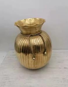 Jarrón de metal estilo maceta con estilo dorado para decoración elegante del hogar Centro de mesa de lujo y exhibición floral o decorativa moderna - Product Image 1