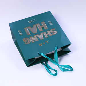 Sac en papier d'achat de luxe noir avec poignées, logo imprimé en estampe dorée, sacs en papier cadeau noirs personnalisables pour les promotions - Product Image 3