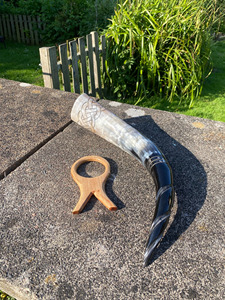 Auténtico Cuerno Vikingo para Beber - Cuerno de Buey Natural Hecho a Mano con Soporte de Metal y Correa de Cuero para Venta al por Mayor - Product Image 2