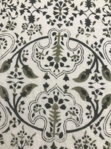 Tela de Algodón Estampada a Mano con Motivo Floral Árabe en Verde Oliva y Carbón sobre Base Natural - Product Image 2