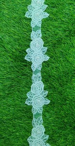 Cordones bordados de novia blancos hechos a medida y en color blanco para vestidos de novia con material bordado fijo - Product Image 3