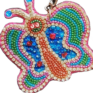 Llavero y accesorio para bolso con diseño de mariposa, bordado con cuentas de colores azul y rosa, de la India. - Product Image 1