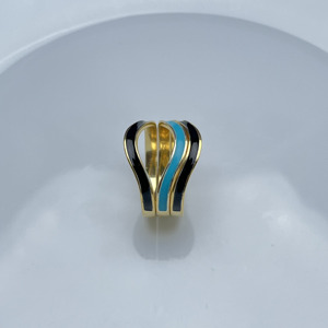 Anillo curvo moderno de Plata de Ley 925 con acabado de esmalte suave - Product Image 1