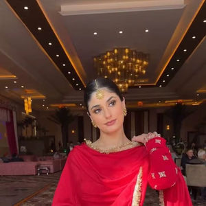 Ropa de fiesta de boda de lujo india Faux Georgette hilo pesado con secuencia bordado trabajo Top y Sharara con encaje trabajo Dupatta - Product Image 1