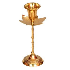 Bougeoir en métal de style luxueux, fait à la main, avec finition personnalisée, pour la décoration de la table - Product Image 1