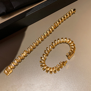 <span class=keywords><strong>Bracelet</strong></span> en <span class=keywords><strong>fil</strong></span> téléphonique plaqué or 18 carats en laiton <span class=keywords><strong>de</strong></span> haute qualité à la mode avec incrustation <span class=keywords><strong>de</strong></span> zircone Bijoux pour femmes Vente en gros d'usine - Product Image 3