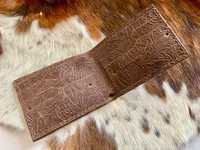 Dompet Lipat Dua Kulit Sapi Asli Gaya Crazy Horse dengan Simbol Khas Kanvas, Motif Suku Barat Daya, dan Bulu Berkerut