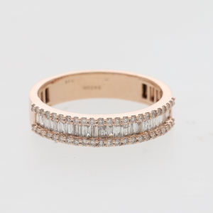 แหวนเพชรแท้ชุบทองคำขาว 14K ทรงบาแกตต์ ประดับเพชรบริลเลียนท์รอบวง 3 แถว แบบฝังเพชรแบบ Channel Pave สไตล์คลาสสิก - Product Image 4