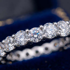 Elegante Anillo de Eternidad Chapado en Oro Blanco con Piedras Redondas de Circonia Cúbica Transparente, Anillo Apilable Premium y Elegante - Product Image 3