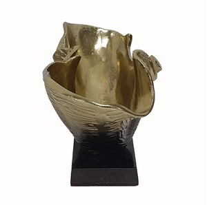 Cuenco Decorativo de Aluminio Abstracto Dorado de Lujo, Hecho a Mano, Ecológico, con Pedestal de Mármol para Servir en Fiestas y Decoración - Product Image 4