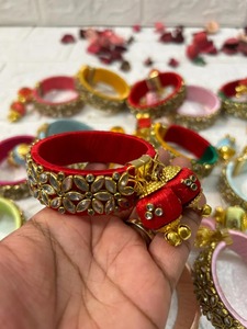 กำไลไหมเปิดได้ mehendi โปรดปรานของขวัญคืนแต่งงานของขวัญงานปาร์ตี้ dholki ของขวัญสำหรับ mehendi แจกฟรีกำไลข้อมือ kundan - Product Image 3