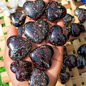 Cristal de Eudialita Natural en Forma de Corazón |   Piedra Preciosa de Alta Calidad, Color Rojo Oscuro, Pulida a Mano, para la Energía de los Chakras - Product Image 3