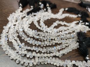 Cuentas facetadas briolette de piedra lunar arcoíris blanco natural 3x5mm forma de gota de lágrima 9 pulgadas hebra larga - Product Image 1