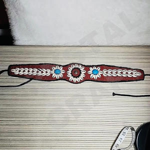 Collier en perles de verre fait main pour femme CRYSTAL CRAFT, style bohème ethnique tribal, médaillon en forme de patte, broderie personnalisée - Product Image 2