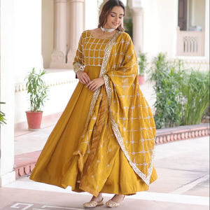 Traje de Seda Vichitra NC con Dupatta, Manga Larga y Bordado con Lentejuelas Zari - Product Image 1