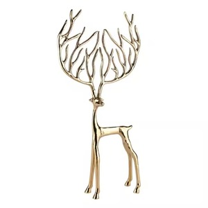 Figurine élégante de sculpture en métal décorative de renne finie en argent pour la pièce maîtresse de la maison et la décoration de table saisonnière - Product Image 4