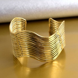 Bracelet de manchette en laiton pur fabriqué à la main de l'Inde Artisan conçu accessoire de mode à rayures concaves large Style concave - Product Image 2