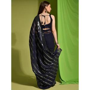 ชุดส่าหรีผ้าจอร์เจตต์สีน้ำเงินกรมท่าประดับเลื่อม ดีไซน์หรูหราสง่างาม เหมาะสำหรับงานหมั้น งานเลี้ยงตอนเย็น และงานแต่งงาน พร้อมดีไซน์คอเสื้อแบบสปีก - Product Image 6