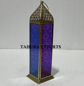 Linterna de candelita de metal tradicional con aspecto antiguo diseñada para traer un encanto acogedor para la decoración del hogar de Ramadán y reuniones al aire libre - Product Image 1