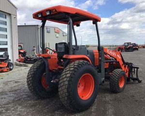 Tracteur à roues Kubota M62 4x4 rouge, chargeuse-pelleteuse agricole multifonctionnelle - Product Image 3