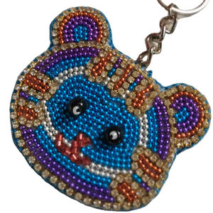 Llavero y accesorio para bolso con diseño de oso hermoso, bordado con cuentas de colores azul y rojo, de la India. - Product Image 1