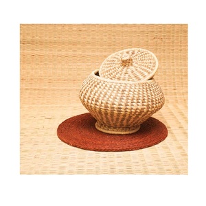 Panier d'herbe Sabai tissé à la main avec tissage artisanal durable pour le rangement décoratif et les intérieurs modernes durables écologiques - Product Image 1