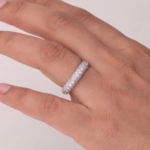 สายคาดแต่งงานเพชรทรงกลมที่สง่างาม | ตัวเลือกเพชรธรรมชาติและในห้องปฏิบัติการและเพชรมอยส์ซอไนต์ | ขายส่ง - Product Image 2