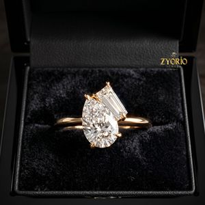 Anillo de Compromiso Solitario con Diamante Cultivado en Laboratorio, Corte Pera, Oro de 18K, Piedra Lateral Baguette, Joyería Fina - Product Image 6