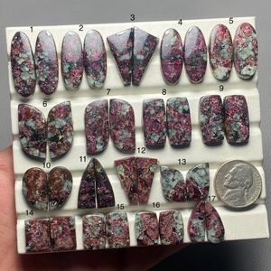 Paire de pierres précieuses Eudialyte avec des tons rouges et roses profonds, parfaites pour les boucles d'oreilles, les pendentifs et les créations de bijoux faits à la main. - Product Image 2