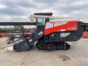 รถเกี่ยวข้าวและข้าวสาลี Kubota DC-93G KIS แบบมีห้องโดยสาร สำหรับใช้งานในฟาร์ม เครื่องจักรกลการเกษตร รถเกี่ยวข้าว - Product Image 2