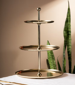 Elegante soporte de pastel de metal dorado de 3 niveles para servir postres o frutas, pasteles. Disponible a precios mayoristas - Product Image 1
