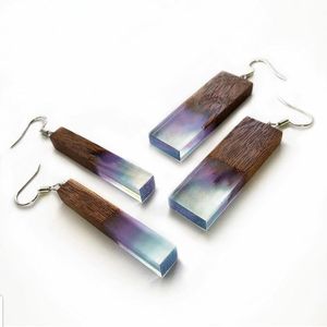 Boucles d'oreilles en forme de cœur en résine noire et blanche avec feuille d'or carrée, ronde et géométrique en bois. - Product Image 6