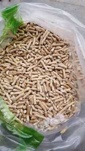Granulés de bois naturels bruns en forme de bâtonnets, combustible pour poêle, chaudière et foyer - Product Image 2