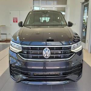 Tiguan 2.0T SEL R-Line 2022 Usado en Buen Estado, SUV Automático Negro con Volante a la Izquierda, Asientos de Cuero, Llantas R18 - Product Image 1