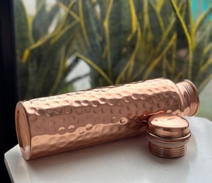 Bouteille d'eau en cuivre pur 100%, bouteille martelée en cuivre de luxe, bouteille de yoga, bouteille en cuivre faite à la main par l'artisanat croissant - Product Image 4