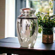 Lujosa urna de cremación de latón con características personalizables Acabado brillante para un digno Memorial Latón Suministros funerarios Urnas - Product Image 3