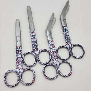 Tijeras de Vendaje Lister Manuales de Acero Nuevas de 5.5 Pulgadas con Mango de Color y Patrón Surtido de SurgiRight - Product Image 2