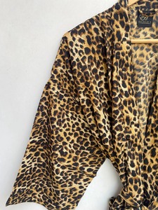 ชุดนอนผ้าไหมเทียมพิมพ์ลายสำหรับผู้หญิง ระบายอากาศได้ดี เหมาะสำหรับฤดูร้อน แบบสองชิ้น ความยาวระดับเข่า - Product Image 3