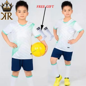 ชุดเสื้อฟุตบอลของเด็กผู้ชายชุดเสื้อฟุตบอลโพลีเอสเตอร์ชุดฟุตบอลระบายอากาศได้ดีสำหรับเด็ก