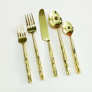 Meilleure vente en acier inoxydable plaqué or couteau fourchette cuillère ensemble incroyable poignée torsadée dans une boîte-cadeau Design élégant ensemble de couverts - Product Image 3