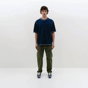 การออกแบบ OEM ระดับพรีเมียม: เสื้อยืดกีฬาของผู้ชายทรงสลิมฟิตแบบกำหนดเองพร้อมการเย็บที่ตัดกัน - Product Image 2