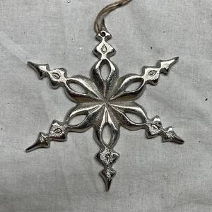 Hanging Xmas Metal Snowflake Flocons de neige de Noël de différentes tailles disponibles Ornement pour la décoration de la maison. - Product Image 2