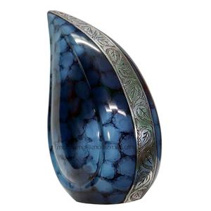 Urne funéraire artisanale en aluminium et laiton en forme de goutte d'eau avec croix gravée, 10 pouces, objet d'art et de collection pour cendres humaines - Product Image 1