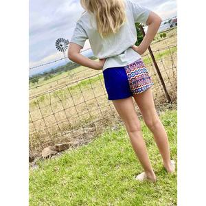 Shorts de football personnalisés 100% polyester à motifs floraux sublimés avec poches, écologiques et respirants - Product Image 4